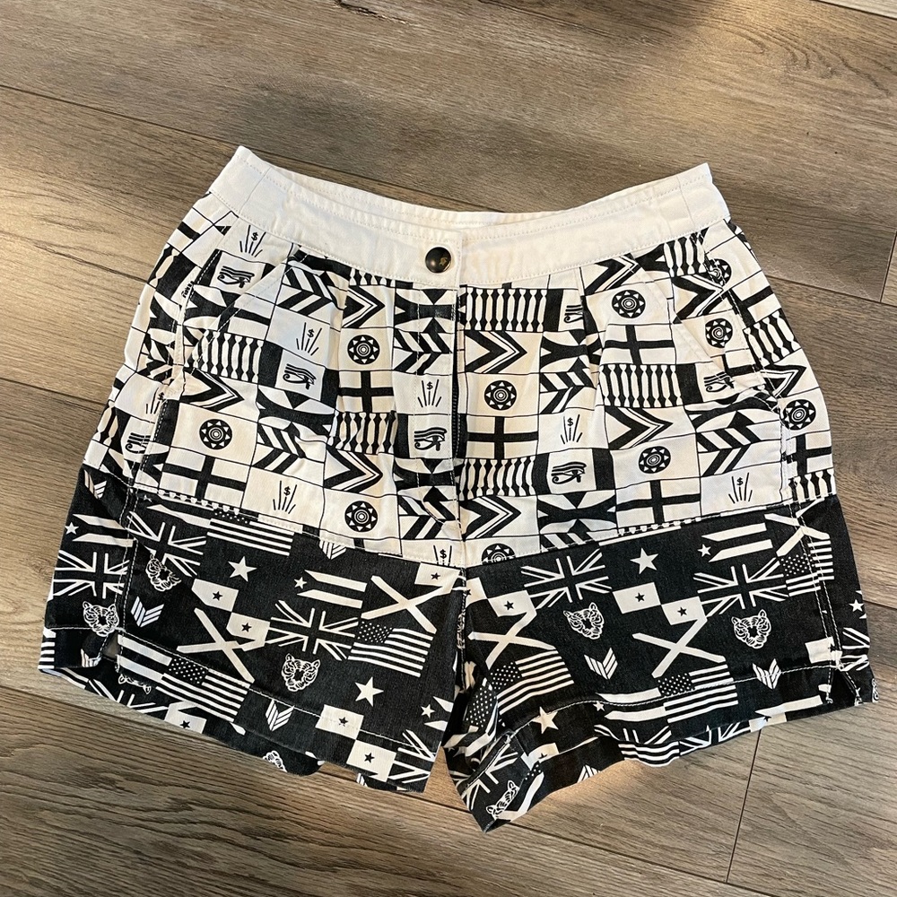 Vintage Reebok shorts - size small with black and white print design